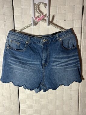 Love Tree Scallop Hem Denim Shorts - Blue